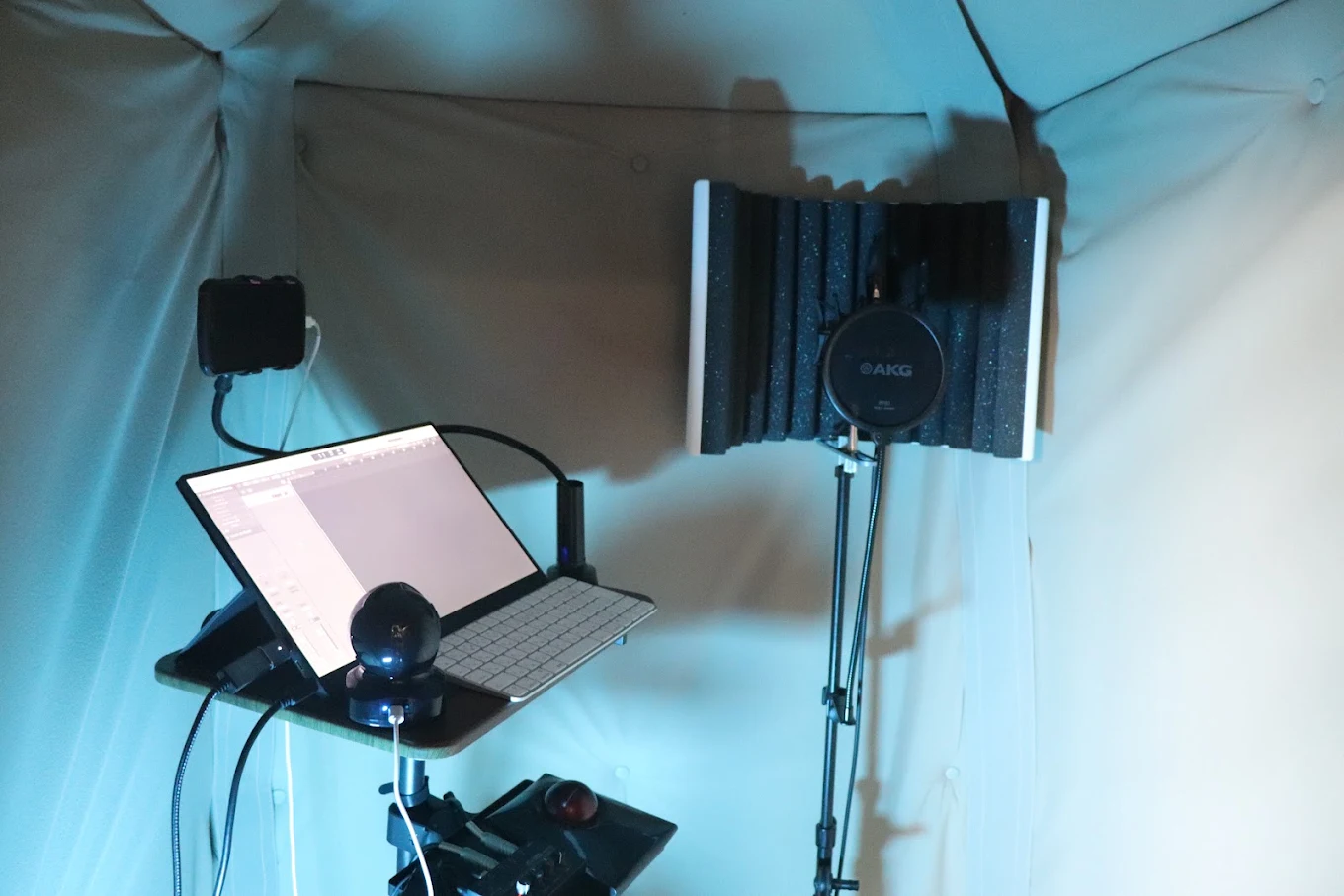 2階 レコーディングブース（AKG C414 マイクとリフレクションフィルター）